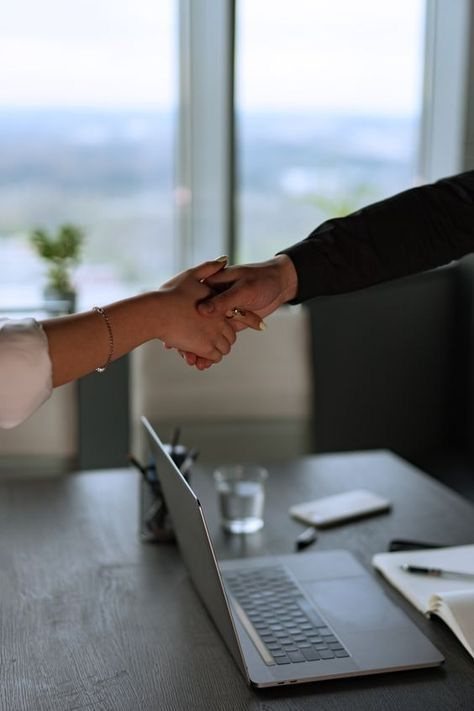 Poignée de main professionnelle au-dessus d'un bureau