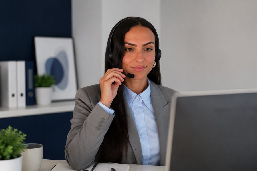 Femme portant un casque téléphonique pour la prospection commerciale